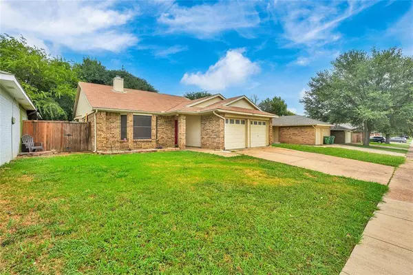 205 Valley Spring Drive, Arlington, TX 76018