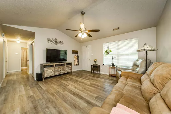 13 Fieldcrest Ln, Cabot, AR 72023