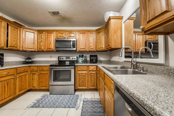 100 E Lauren Road, Searcy, AR 72143