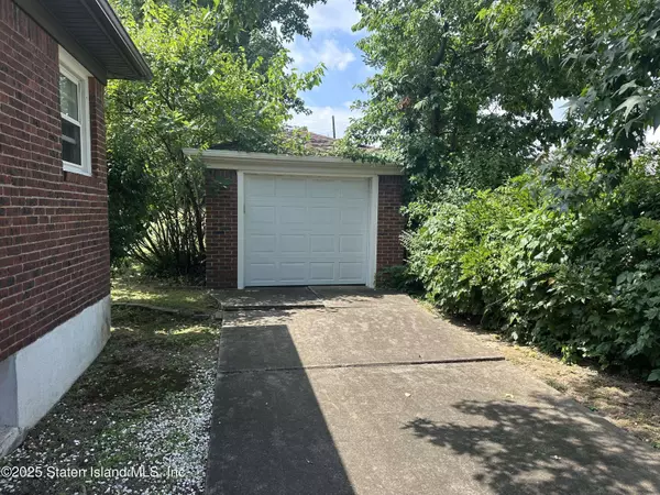 77 Acorn Street, Staten Island, NY 10306