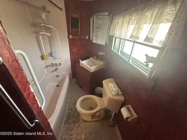 209 Simonson Avenue, Staten Island, NY 10303