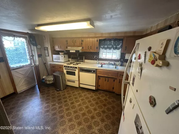 209 Simonson Avenue, Staten Island, NY 10303