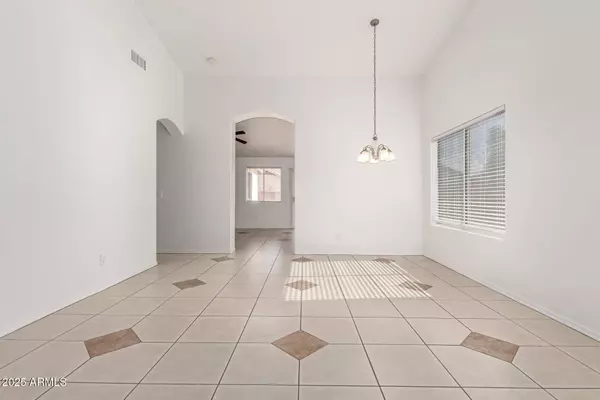 8121 W LUMBEE Street, Phoenix, AZ 85043