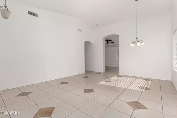 8121 W LUMBEE Street, Phoenix, AZ 85043