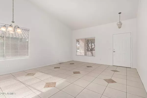 8121 W LUMBEE Street, Phoenix, AZ 85043