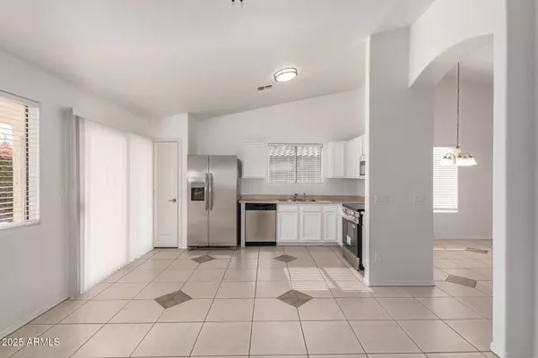 8121 W LUMBEE Street, Phoenix, AZ 85043