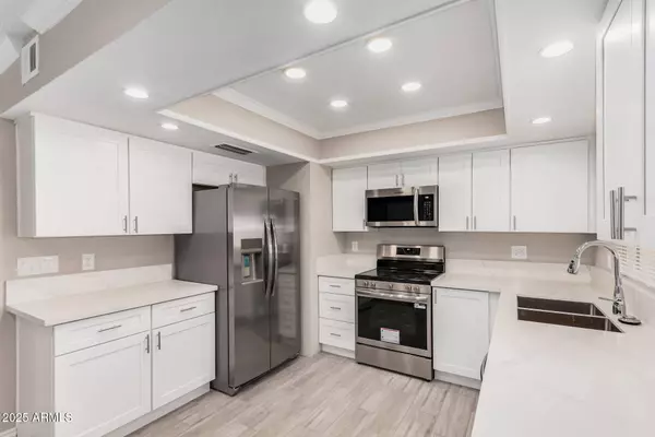 3210 E HELENA Drive, Phoenix, AZ 85032