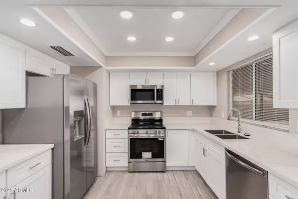 3210 E HELENA Drive, Phoenix, AZ 85032