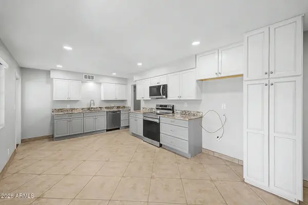 911 N NINA Drive, Mesa, AZ 85201