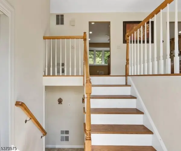 2 Pollis Dr, East Hanover Twp., NJ 07936