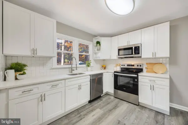 8344 FAIRWOOD DR, Pasadena, MD 21122