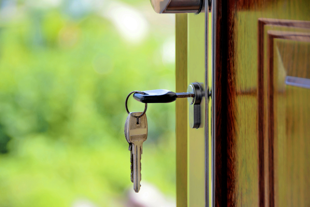 keys hanging in the door of a house for sale in edmonton alberta listed by Ian Elliott Realty