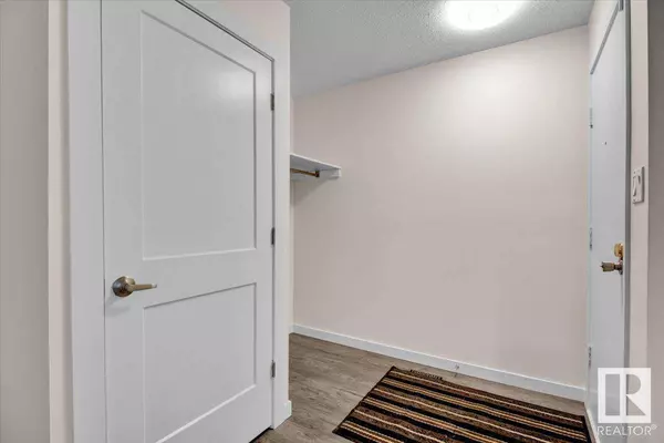 10435 10437 150 ST NW, Edmonton, AB T5P 1P7