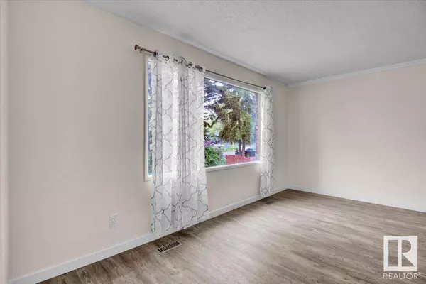 10435 10437 150 ST NW, Edmonton, AB T5P 1P7