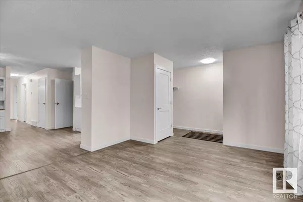 10435 10437 150 ST NW, Edmonton, AB T5P 1P7