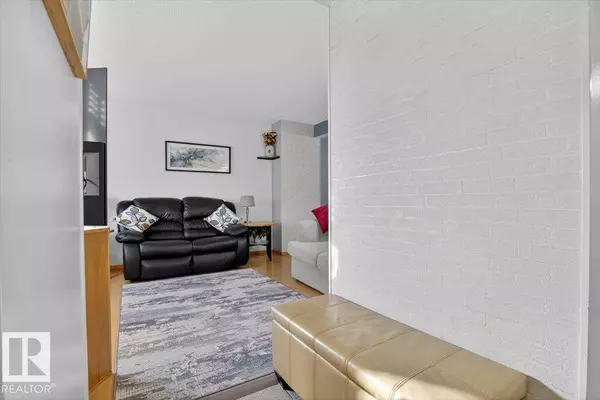 9 MCLEOD PL NW, Edmonton, AB T5A 3A8