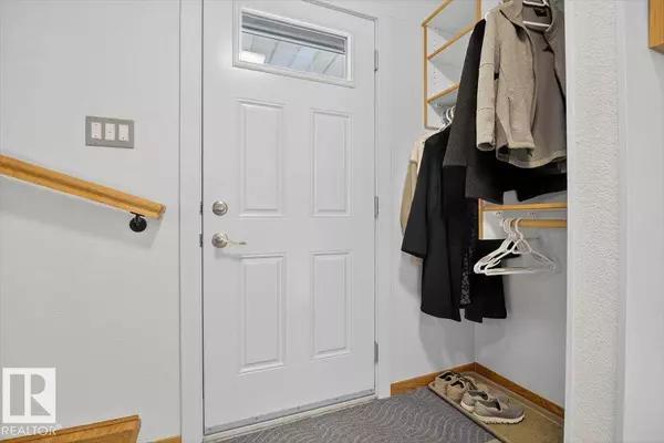 9 MCLEOD PL NW, Edmonton, AB T5A 3A8