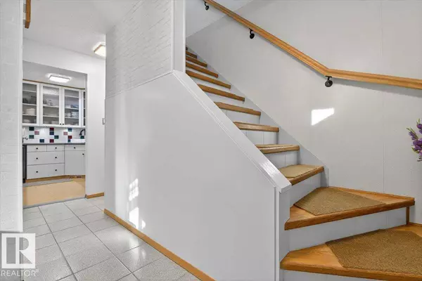 9 MCLEOD PL NW, Edmonton, AB T5A 3A8