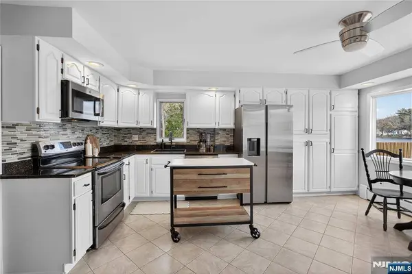 47 Shore TRL, Hardyston, NJ 07460