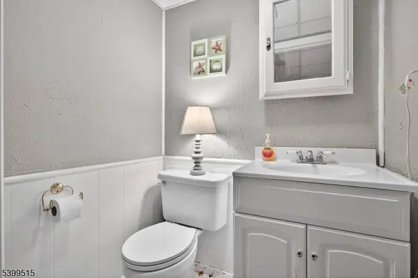 370 Goffle Rd, Hawthorne Boro, NJ 07506