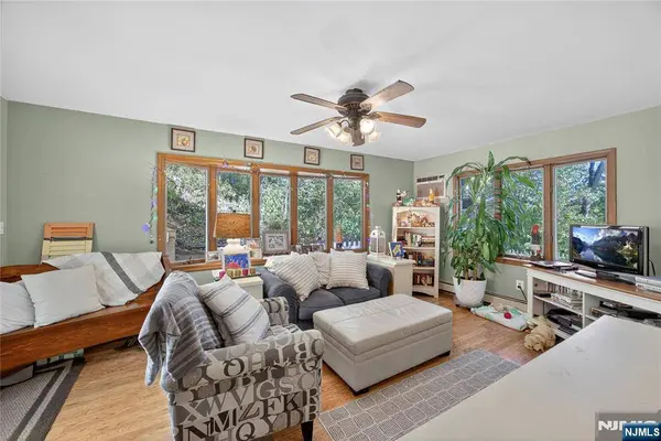 370 Goffle RD, Hawthorne, NJ 07506