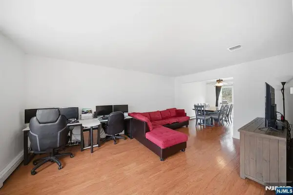 28 Village DR #303, Hamburg, NJ 07419