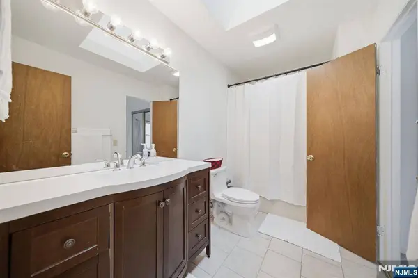 28 Village DR #303, Hamburg, NJ 07419