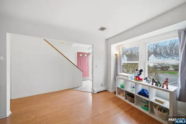 28 Village DR #303, Hamburg, NJ 07419