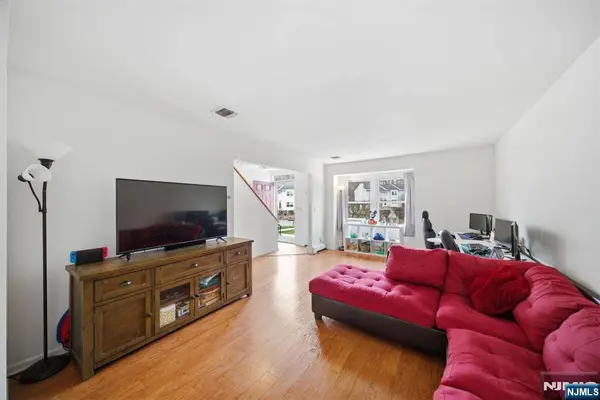 28 Village DR #303, Hamburg, NJ 07419