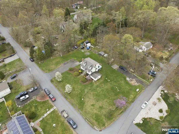 32 Pine Hill RD, Mahwah, NJ 07430
