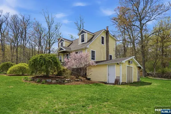 32 Pine Hill RD, Mahwah, NJ 07430