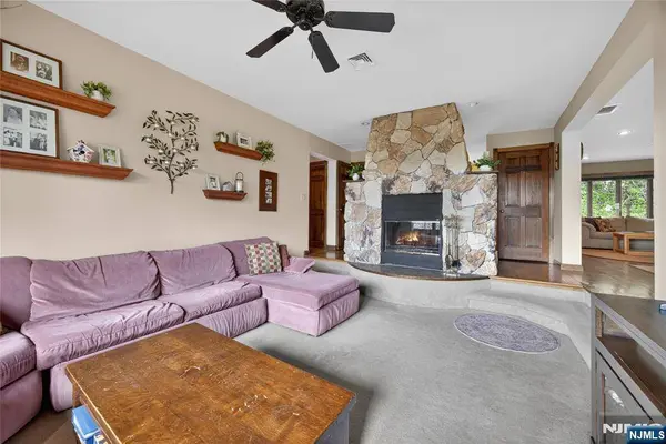 7 Sheba DR, Sussex, NJ 07461