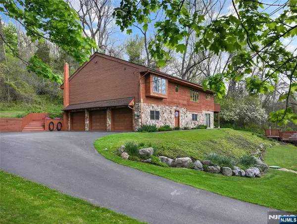 7 Sheba DR, Sussex, NJ 07461