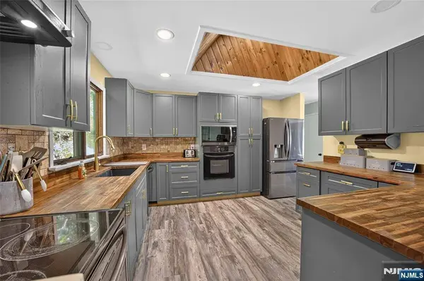 37 Shades Of Death RD, Liberty, NJ 07838