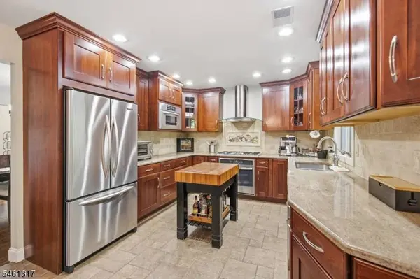 18 Metro Vista Dr, Hawthorne Boro, NJ 07506