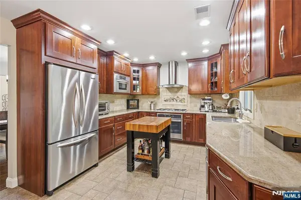 18 Metro Vista DR, Hawthorne, NJ 07506