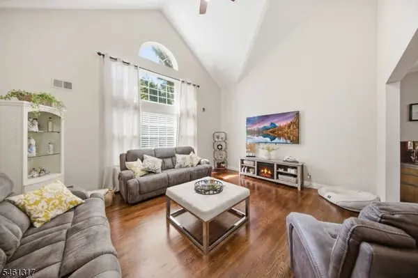 18 Metro Vista Dr, Hawthorne Boro, NJ 07506