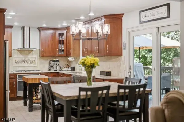18 Metro Vista Dr, Hawthorne Boro, NJ 07506