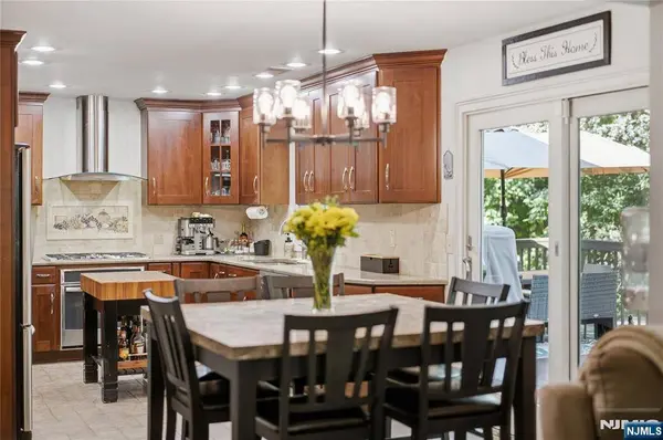 18 Metro Vista DR, Hawthorne, NJ 07506