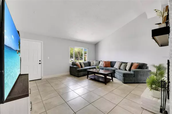 1237 OAK VALLEY DR, Seffner, FL 33584