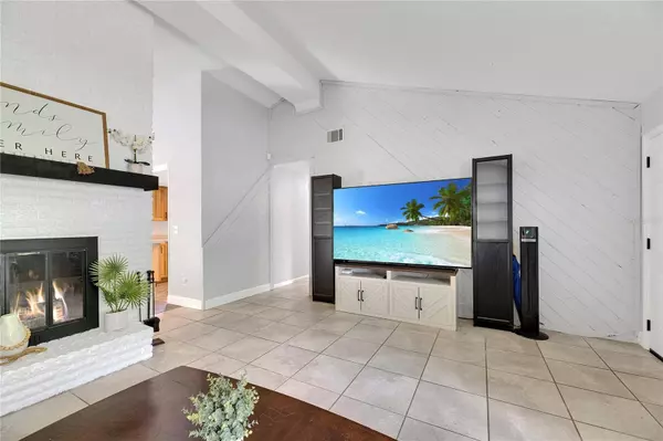 1237 OAK VALLEY DR, Seffner, FL 33584