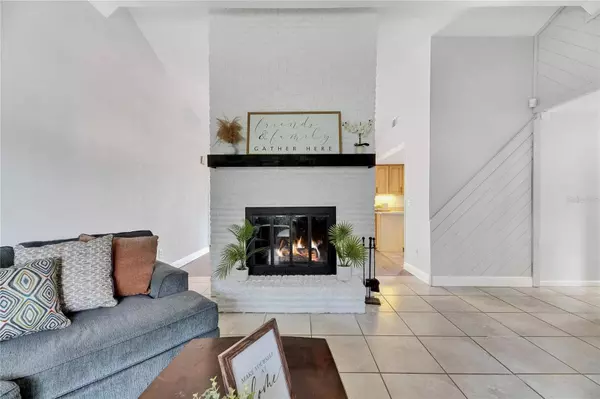 1237 OAK VALLEY DR, Seffner, FL 33584