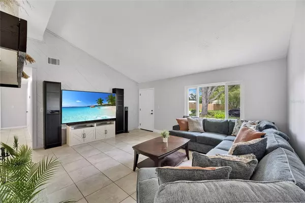 1237 OAK VALLEY DR, Seffner, FL 33584