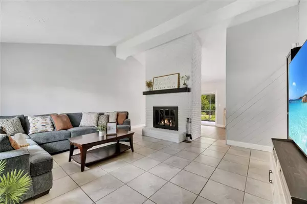 1237 OAK VALLEY DR, Seffner, FL 33584