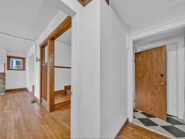 762 VICTORIA Avenue, Windsor, ON N9A 4N2