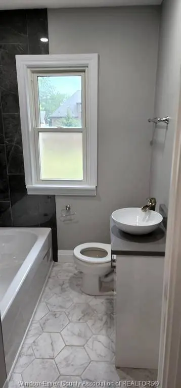 4221 KENNEDY Drive East, Windsor, ON N9G 1Y1