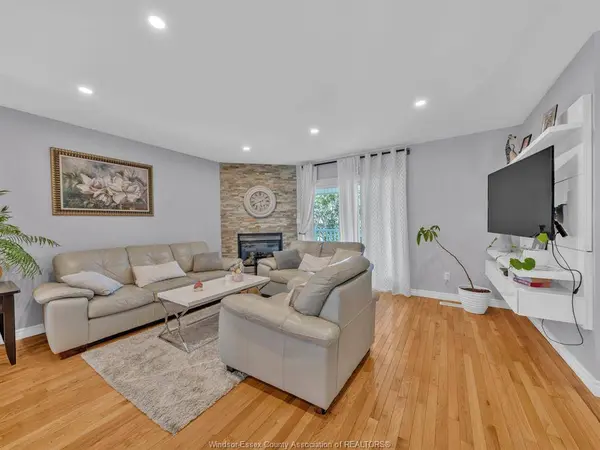 1045 CLOVER Avenue, Windsor, ON N8P 1V8