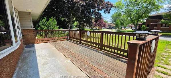 1050 BARTLET, Windsor, ON N9G 1V4