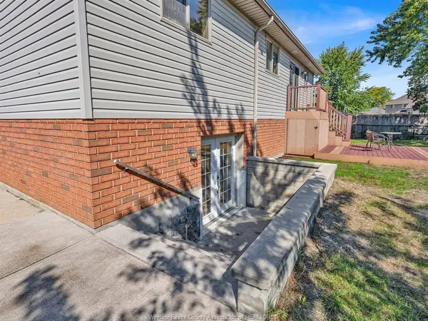 4274 DENNISON Court, Windsor, ON N9G 2Y8