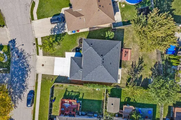 4274 DENNISON Court, Windsor, ON N9G 2Y8